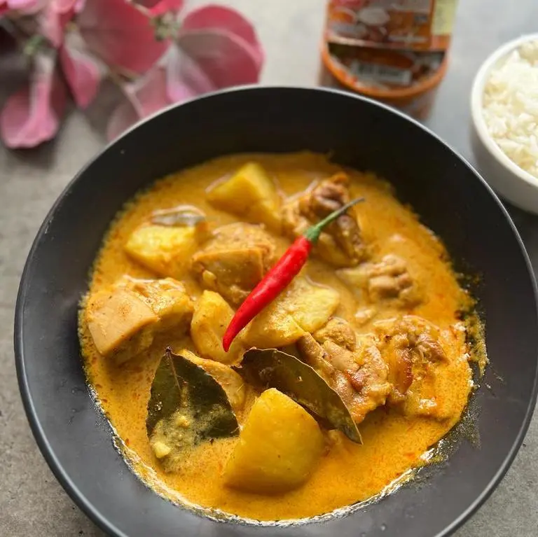 Thai Yellow Curry Chicken (Gaeng Karee Gai) 